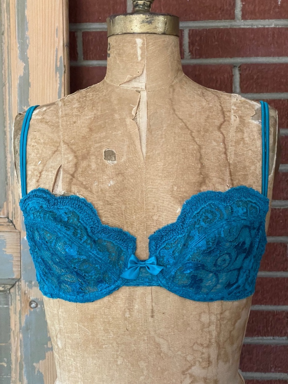 Vintage 90s Victoria Secret ''Gold Label'' Turquoise Lace Embroidery Bra 34C